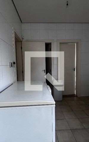 Casa à venda com 700m², 4 quartos e 5 vagas Casa à venda com 700m², 4 quartos e 5 vagasÁrea de Serviço