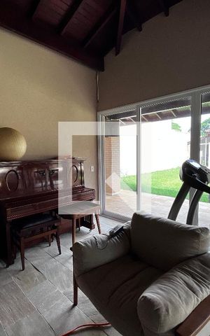 Casa à venda com 700m², 4 quartos e 5 vagas Casa à venda com 700m², 4 quartos e 5 vagasÁrea comum