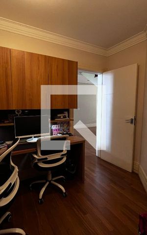 Casa à venda com 700m², 4 quartos e 5 vagas Casa à venda com 700m², 4 quartos e 5 vagasEscritório