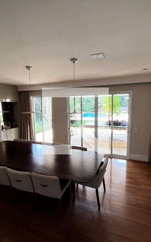 Casa à venda com 700m², 4 quartos e 5 vagas Casa à venda com 700m², 4 quartos e 5 vagasSala de Jantar