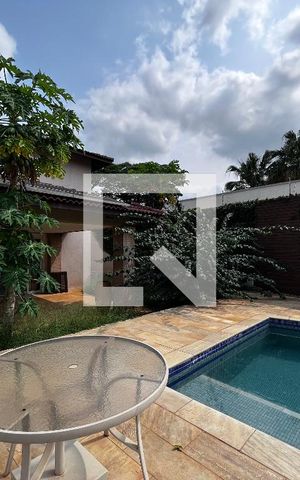 Casa à venda com 700m², 4 quartos e 5 vagas Casa à venda com 700m², 4 quartos e 5 vagasÁrea comum