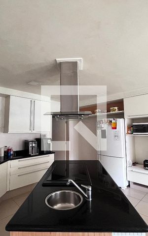 Casa à venda com 700m², 4 quartos e 5 vagas Casa à venda com 700m², 4 quartos e 5 vagasCozinha