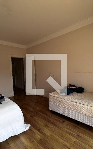 Casa à venda com 700m², 4 quartos e 5 vagas Casa à venda com 700m², 4 quartos e 5 vagasQuarto