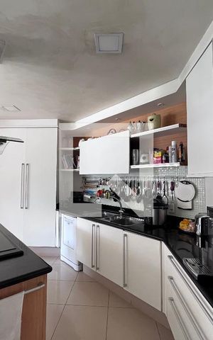 Casa à venda com 700m², 4 quartos e 5 vagas Casa à venda com 700m², 4 quartos e 5 vagasCozinha
