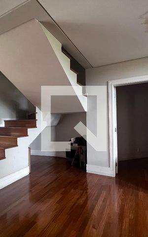 Casa à venda com 700m², 4 quartos e 5 vagas Casa à venda com 700m², 4 quartos e 5 vagasSala