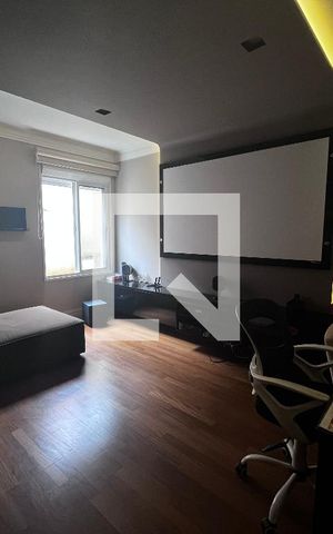 Casa à venda com 700m², 4 quartos e 5 vagas Casa à venda com 700m², 4 quartos e 5 vagasSala
