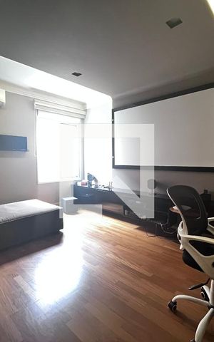 Casa à venda com 700m², 4 quartos e 5 vagas Casa à venda com 700m², 4 quartos e 5 vagasSala