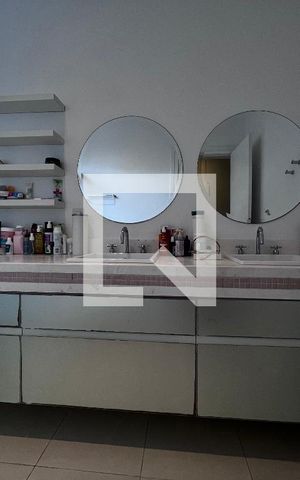 Casa à venda com 700m², 4 quartos e 5 vagas Casa à venda com 700m², 4 quartos e 5 vagasBanheiro