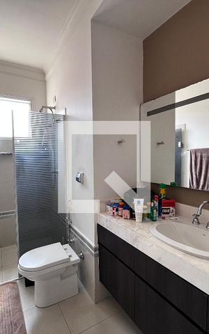 Casa à venda com 700m², 4 quartos e 5 vagas Casa à venda com 700m², 4 quartos e 5 vagasBanheiro