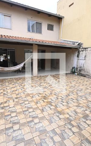 Casa à venda com 192m², 4 quartos e 2 vagas Casa à venda com 192m², 4 quartos e 2 vagasQuintal