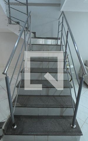 Casa à venda com 192m², 4 quartos e 2 vagas Casa à venda com 192m², 4 quartos e 2 vagasEscada