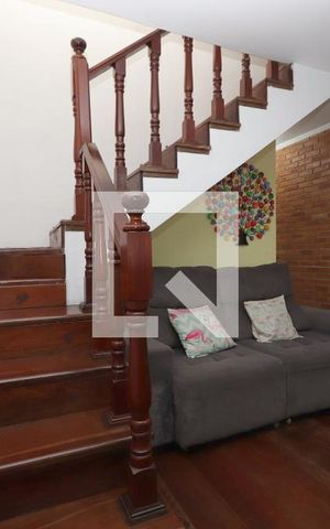 Casa à venda com 290m², 3 quartos e 3 vagas Casa à venda com 290m², 3 quartos e 3 vagasEscada