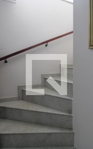 Casa para alugar com 250m², 3 quartos e 2 vagasEscada