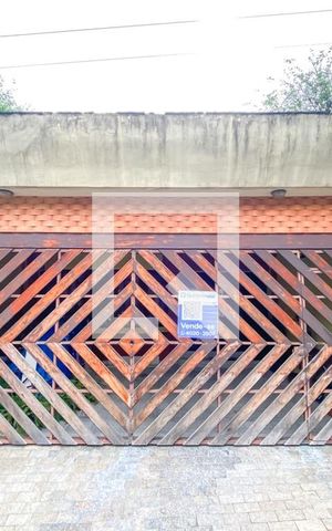 Casa à venda com 210m², 3 quartos e 2 vagas Casa à venda com 210m², 3 quartos e 2 vagasFachada