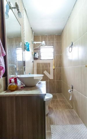 Casa à venda com 210m², 3 quartos e 2 vagas Casa à venda com 210m², 3 quartos e 2 vagasBanheiro Social