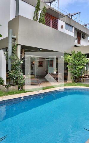 Casa à venda com 300m², 3 quartos e 3 vagas Casa à venda com 300m², 3 quartos e 3 vagasPiscina