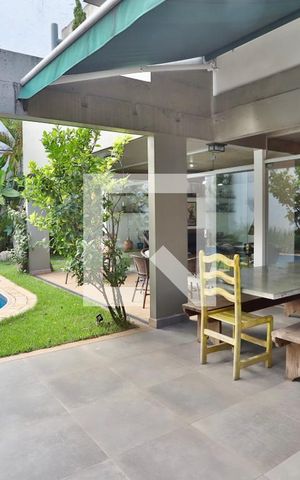 Casa à venda com 300m², 3 quartos e 3 vagas Casa à venda com 300m², 3 quartos e 3 vagasQuintal