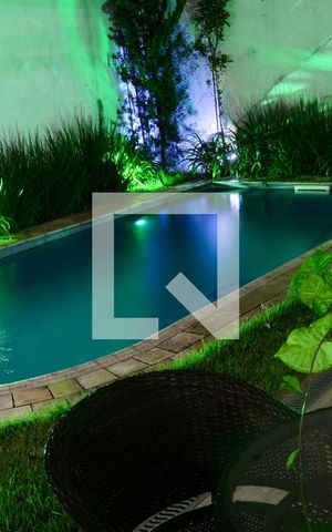 Casa à venda com 300m², 3 quartos e 3 vagas Casa à venda com 300m², 3 quartos e 3 vagasPiscina