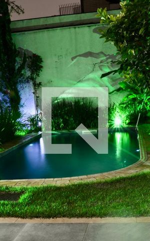 Casa à venda com 300m², 3 quartos e 3 vagas Casa à venda com 300m², 3 quartos e 3 vagasPiscina