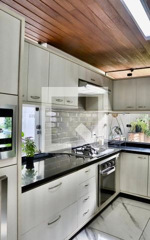 Casa à venda com 300m², 3 quartos e 3 vagas Casa à venda com 300m², 3 quartos e 3 vagasCozinha