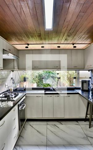 Casa à venda com 300m², 3 quartos e 3 vagas Casa à venda com 300m², 3 quartos e 3 vagasCozinha