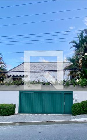 Casa à venda com 300m², 3 quartos e 3 vagas Casa à venda com 300m², 3 quartos e 3 vagasFachada