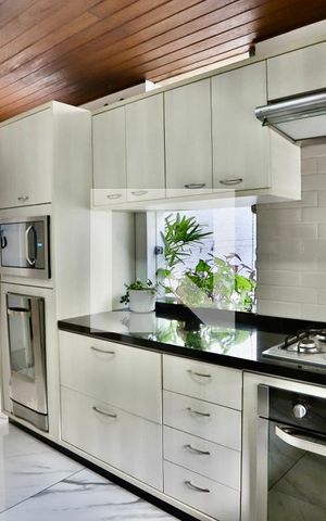 Casa à venda com 300m², 3 quartos e 3 vagas Casa à venda com 300m², 3 quartos e 3 vagasCozinha