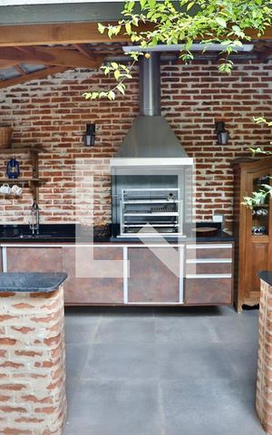 Casa à venda com 300m², 3 quartos e 3 vagas Casa à venda com 300m², 3 quartos e 3 vagasChurrasqueira