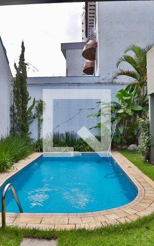 Casa à venda com 300m², 3 quartos e 3 vagas Casa à venda com 300m², 3 quartos e 3 vagasPiscina