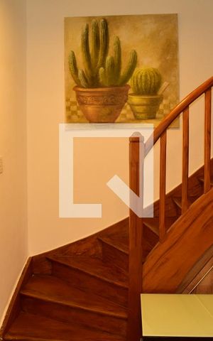Casa à venda com 140m², 2 quartos e sem vagaEscada sobe