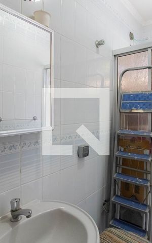 Casa à venda com 200m², 4 quartos e 2 vagas Casa à venda com 200m², 4 quartos e 2 vagasBanheiro