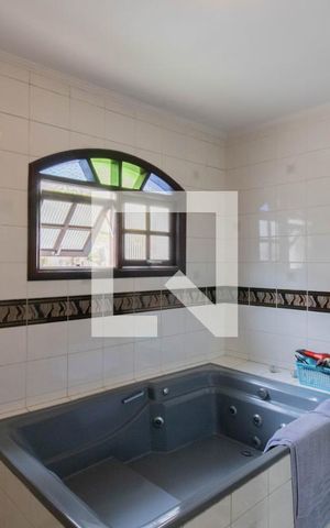 Casa à venda com 200m², 4 quartos e 2 vagas Casa à venda com 200m², 4 quartos e 2 vagasSuite Master