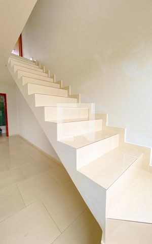 Casa para alugar com 90m², 3 quartos e 1 vagaEscada