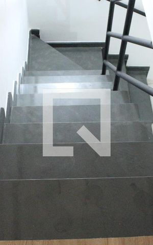Casa à venda com 185m², 2 quartos e 2 vagasEscada