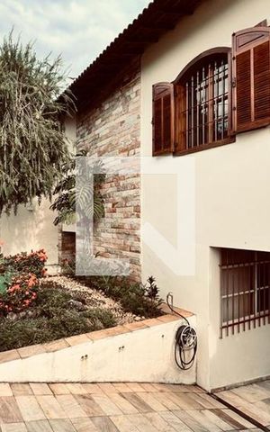 Casa à venda com 258m², 4 quartos e 2 vagas Casa à venda com 258m², 4 quartos e 2 vagasFachada