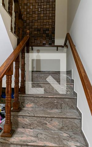 Casa para alugar com 500m², 4 quartos e 4 vagas Casa para alugar com 500m², 4 quartos e 4 vagasEscada