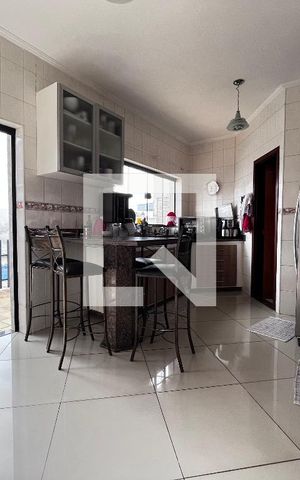 Casa à venda com 352m², 4 quartos e 4 vagas Casa à venda com 352m², 4 quartos e 4 vagasCozinha