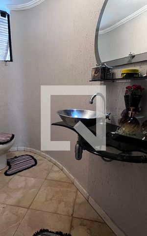 Casa à venda com 352m², 4 quartos e 4 vagas Casa à venda com 352m², 4 quartos e 4 vagasBanheiro