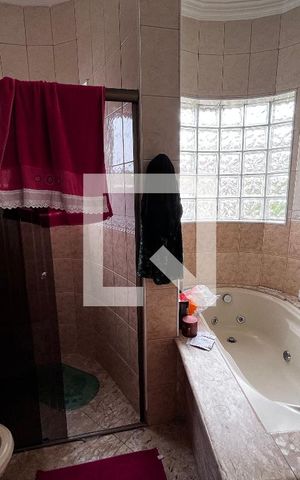 Casa à venda com 352m², 4 quartos e 4 vagas Casa à venda com 352m², 4 quartos e 4 vagasBanheiro