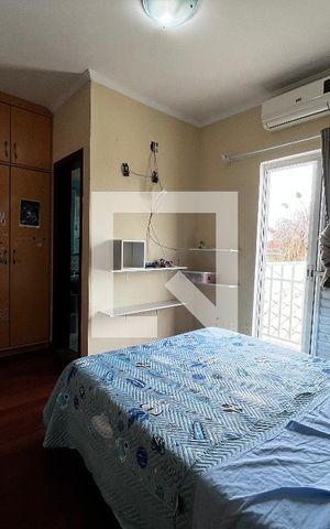 Casa à venda com 352m², 4 quartos e 4 vagas Casa à venda com 352m², 4 quartos e 4 vagasQuarto 4