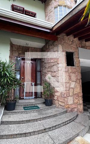 Casa à venda com 352m², 4 quartos e 4 vagas Casa à venda com 352m², 4 quartos e 4 vagasÁrea comum