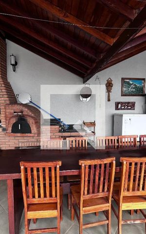 Casa à venda com 352m², 4 quartos e 4 vagas Casa à venda com 352m², 4 quartos e 4 vagasÁrea comum