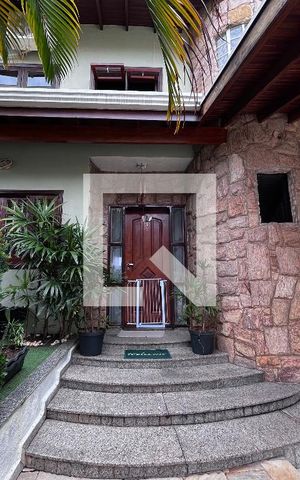 Casa à venda com 352m², 4 quartos e 4 vagas Casa à venda com 352m², 4 quartos e 4 vagasÁrea comum