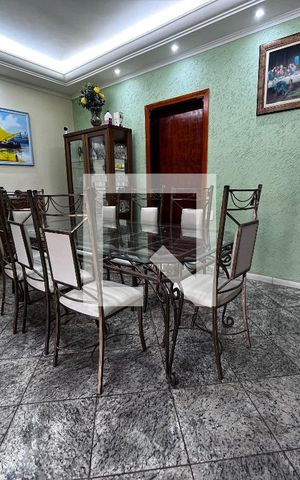 Casa à venda com 352m², 4 quartos e 4 vagas Casa à venda com 352m², 4 quartos e 4 vagasBanheiro