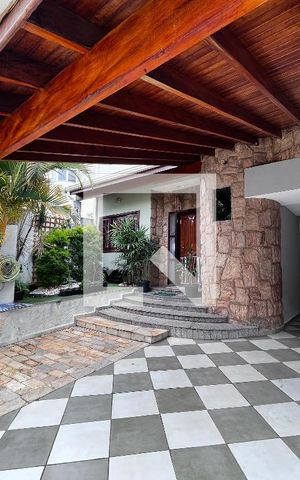 Casa à venda com 352m², 4 quartos e 4 vagas Casa à venda com 352m², 4 quartos e 4 vagasÁrea comum