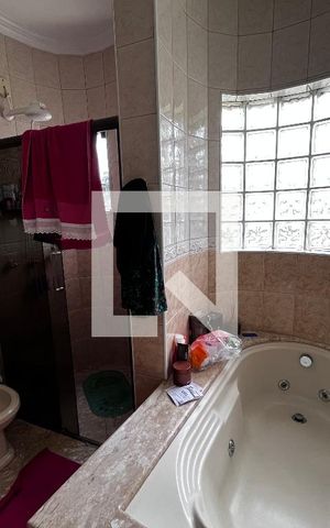 Casa à venda com 352m², 4 quartos e 4 vagas Casa à venda com 352m², 4 quartos e 4 vagasBanheiro