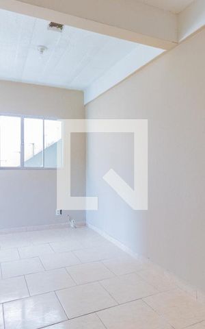 Casa para alugar com 35m², 1 quarto e sem vaga Casa para alugar com 35m², 1 quarto e sem vagaSala