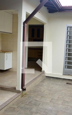 Casa à venda com 200m², 3 quartos e 3 vagas Casa à venda com 200m², 3 quartos e 3 vagasÁrea Externa
