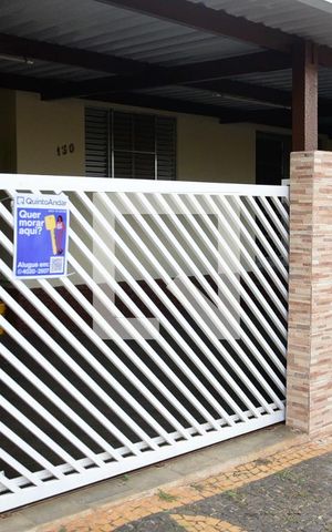 Casa à venda com 200m², 3 quartos e 3 vagas Casa à venda com 200m², 3 quartos e 3 vagasFachada