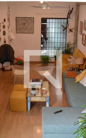 Casa à venda com 235m², 4 quartos e 2 vagasSala